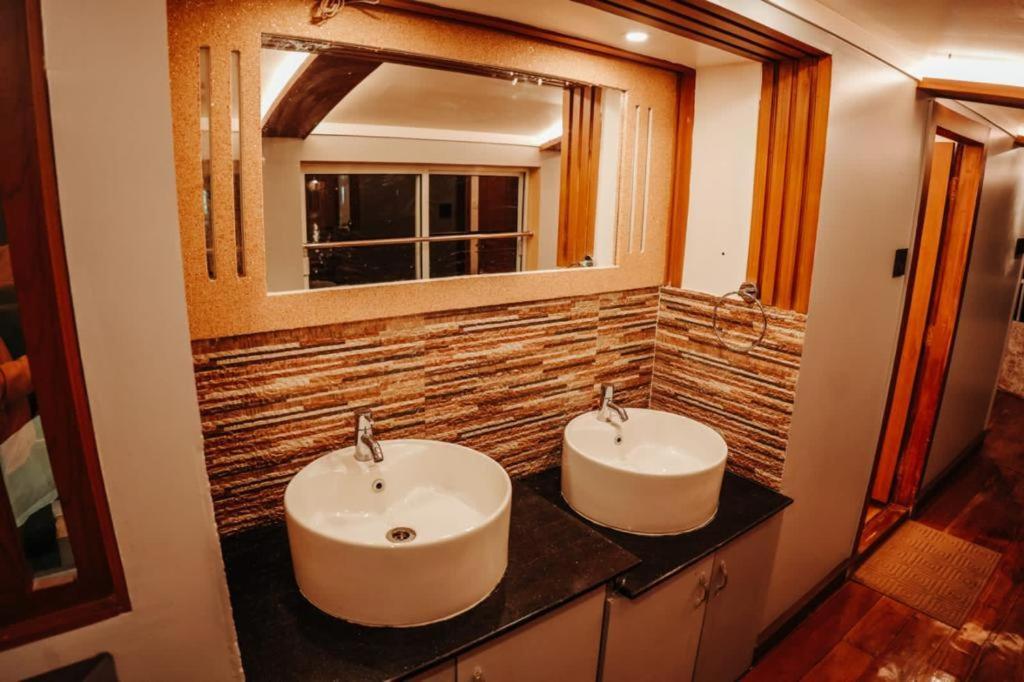Hotel Venice Premium Houseboats Alleppey 5*